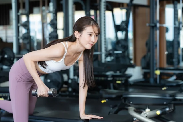トレーナーがお客様をサポートしている様子